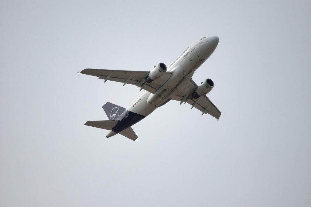 Air Freight vs Sea Freight: Which Is Best? thilobecker travel 7138384 1920
